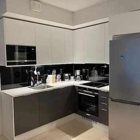 Apartment Modern 1 Bedroom With A Patio *
