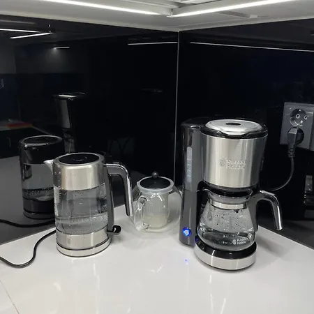 Modern 1 Bedroom With A Patio *